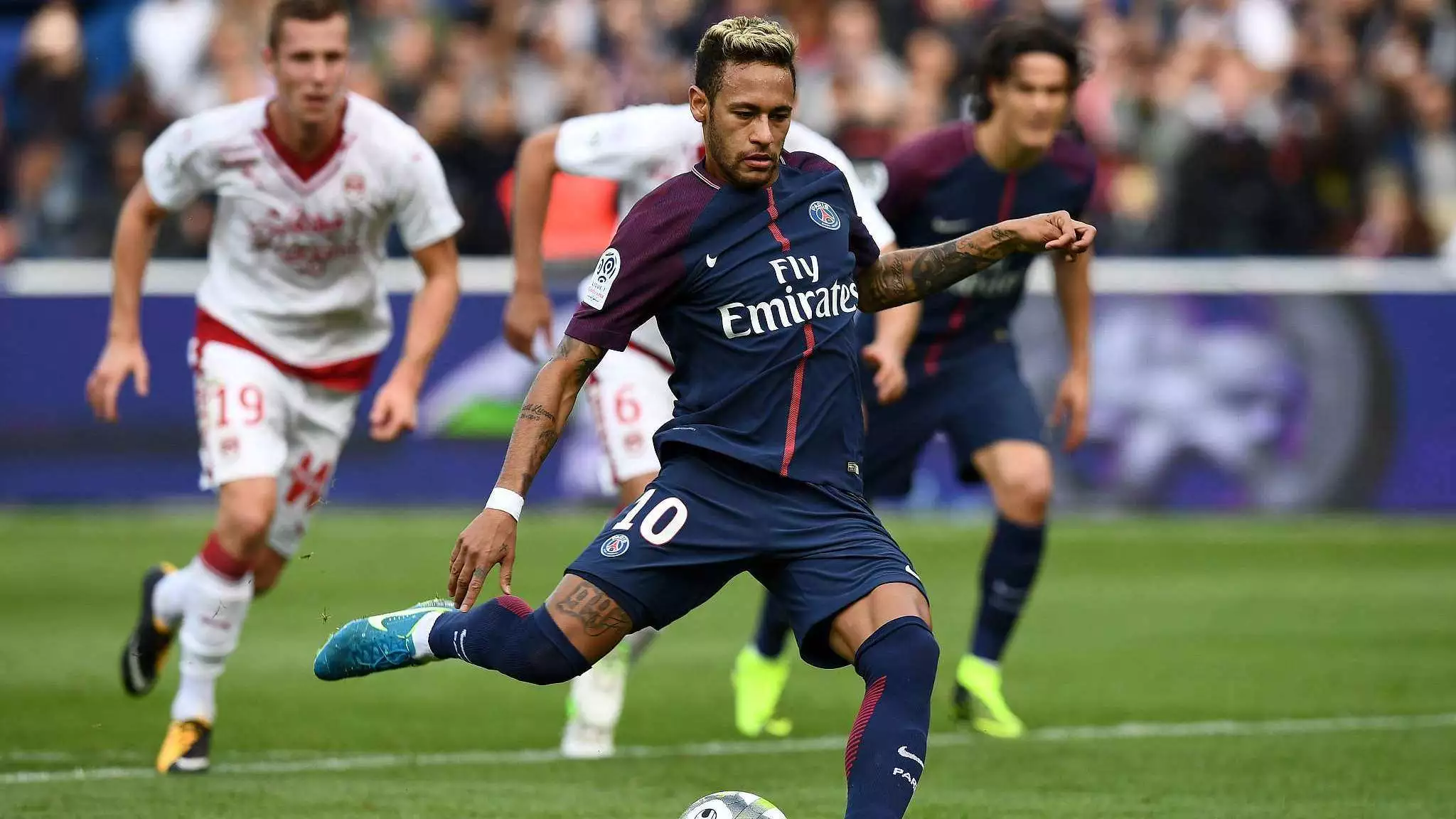 加兰三分球神勇，助力球队逆转胜（加兰三分手感爆棚，助球队翻盘取胜）