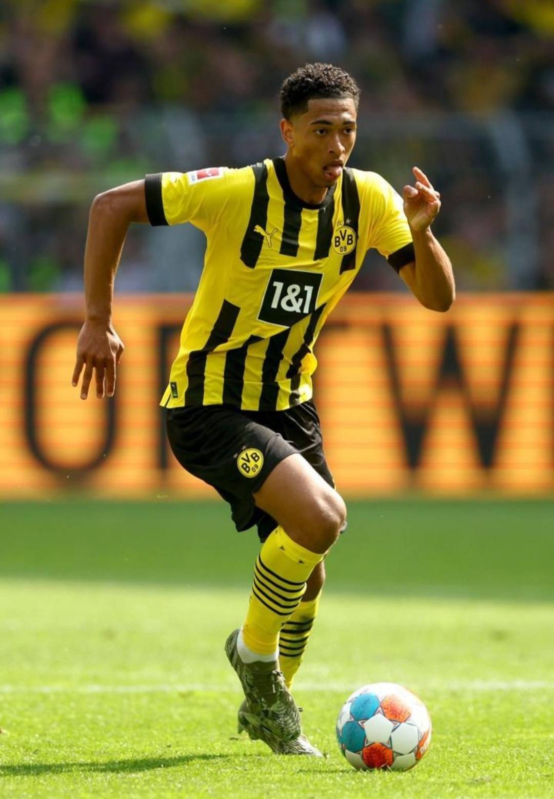 正随巴西在枪手基地训练，维尼修斯与多名阿森纳青训球员合影